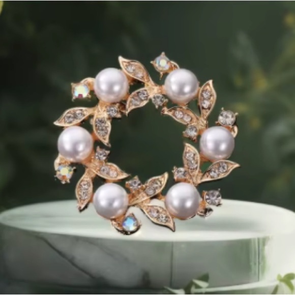 Anthropologie Jewelry - Elegant Gold & Pearl Brooch.